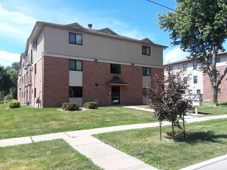 831 E Jefferson St in Iowa City, IA - Building Photo