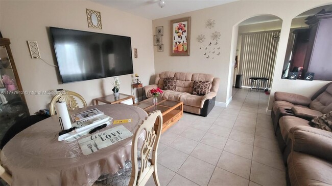 21203 NW 14th Pl in Miami, FL - Foto de edificio - Building Photo