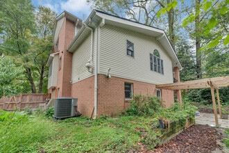 1202 Edgevale Rd in Silver Spring, MD - Foto de edificio - Building Photo