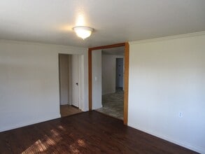 691 NW 9th St in Prineville, OR - Building Photo - Building Photo