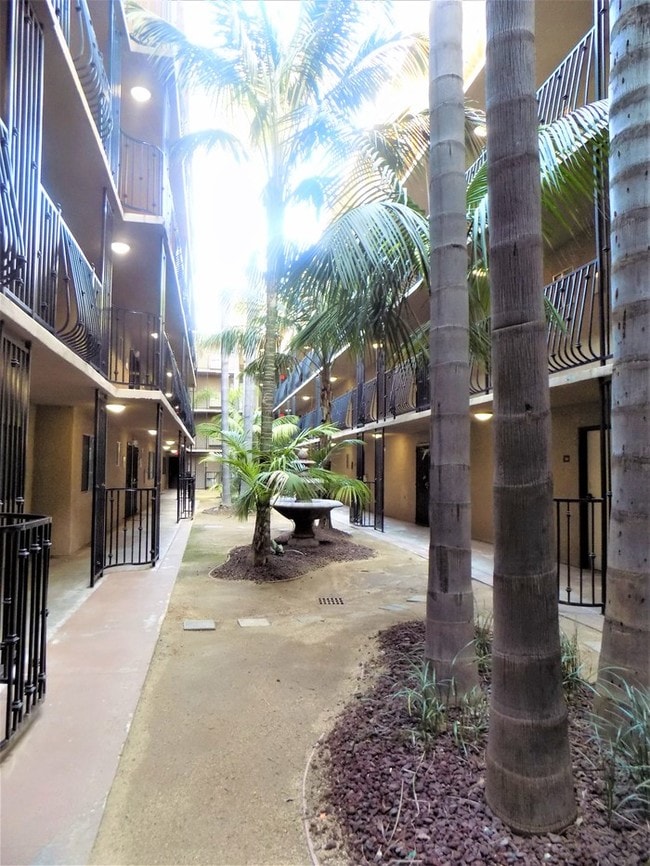 1450 Locust Ave-Unit -APT 326 in Long Beach, CA - Building Photo - Building Photo