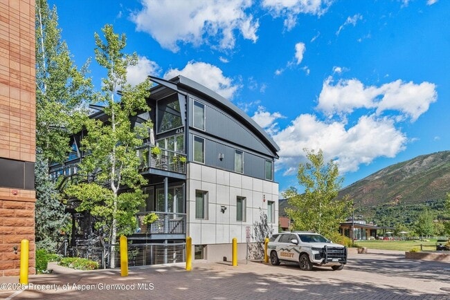 434 E Main St, Unit 104 in Aspen, CO - Foto de edificio - Building Photo