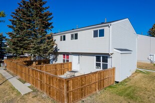38 47 St SW in Calgary, AB - Building Photo