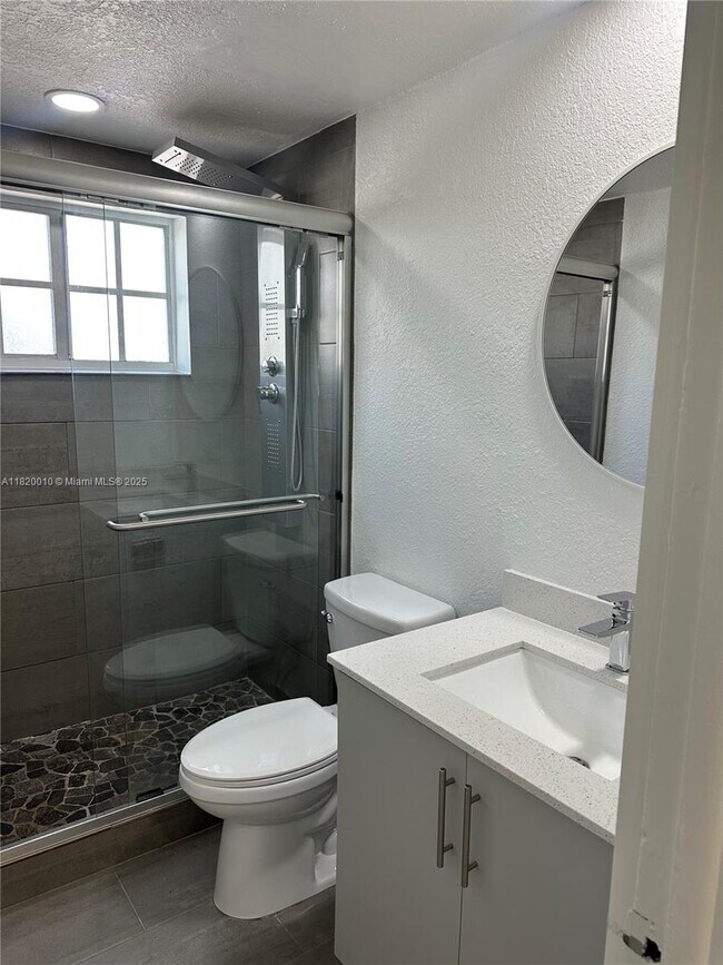105 NE 12th Ave in Hallandale Beach, FL - Building Photo - Building Photo