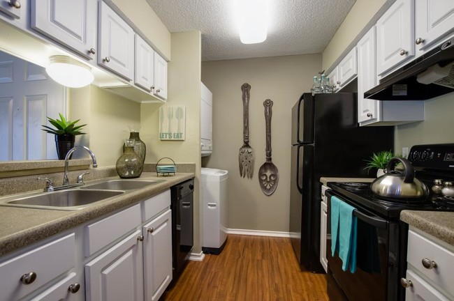 Stratton Park Apartments in San Antonio, TX - Foto de edificio - Building Photo