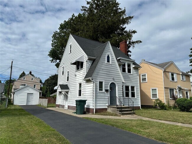 44 Parkwood Rd in Rochester, NY - Foto de edificio - Building Photo