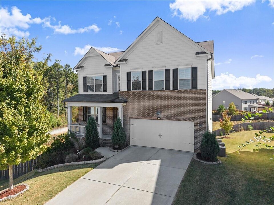 156 Round Pond Dr in Lilburn, GA - Building Photo