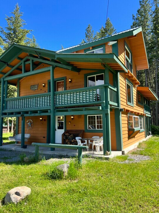 260 Rustic Ln in Bonners Ferry, ID - Foto de edificio