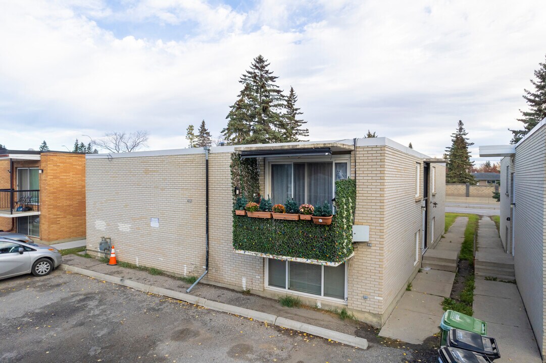 4221 Bow Trl SW in Calgary, AB - Building Photo