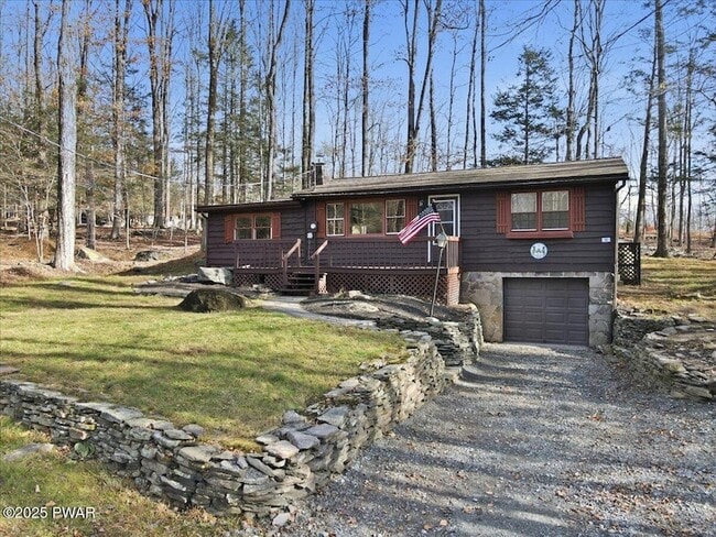 50 Bear Rock Rd in Lake Ariel, PA - Foto de edificio - Building Photo