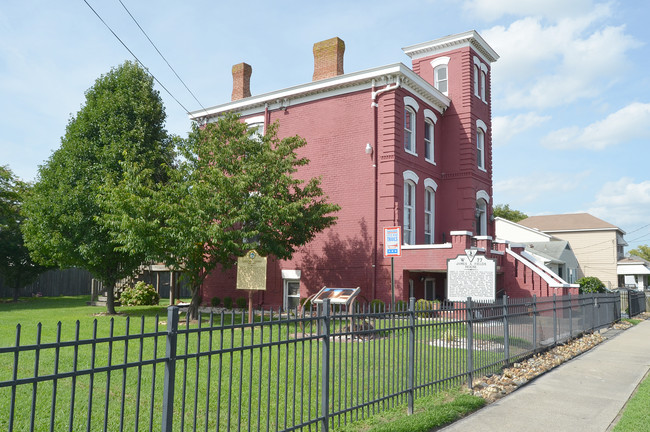 Fields House Apartments in Newport News, VA - Building Photo - Building Photo