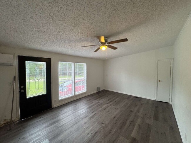 10839 Cozarts Chalet Dr in Gibsonton, FL - Building Photo - Building Photo