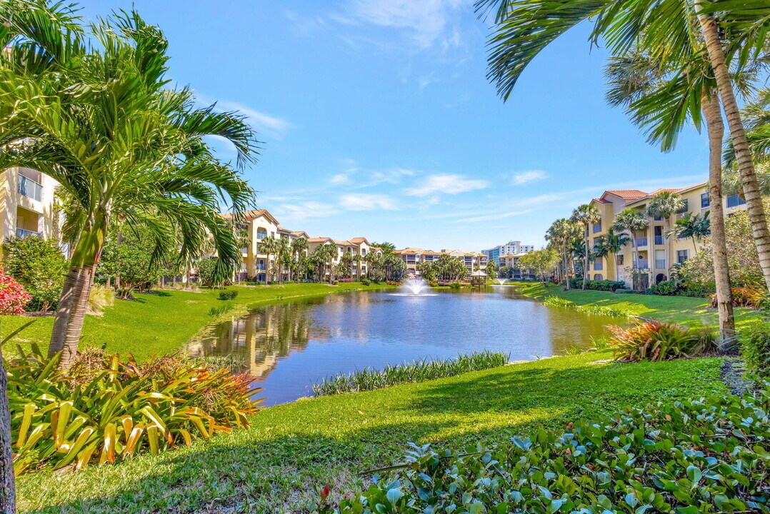 300 Uno Lago Dr in North Palm Beach, FL - Building Photo