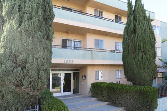 1533 Hi Point St in Los Angeles, CA - Foto de edificio - Building Photo