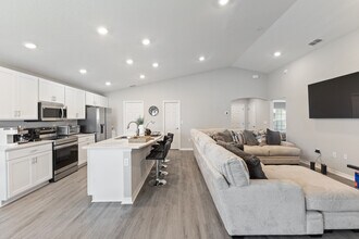 2172 Desert Rose Dr in Davenport, FL - Foto de edificio - Building Photo