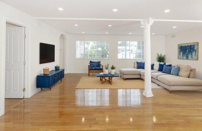 1610 N Hoover St in Los Angeles, CA - Building Photo - Building Photo