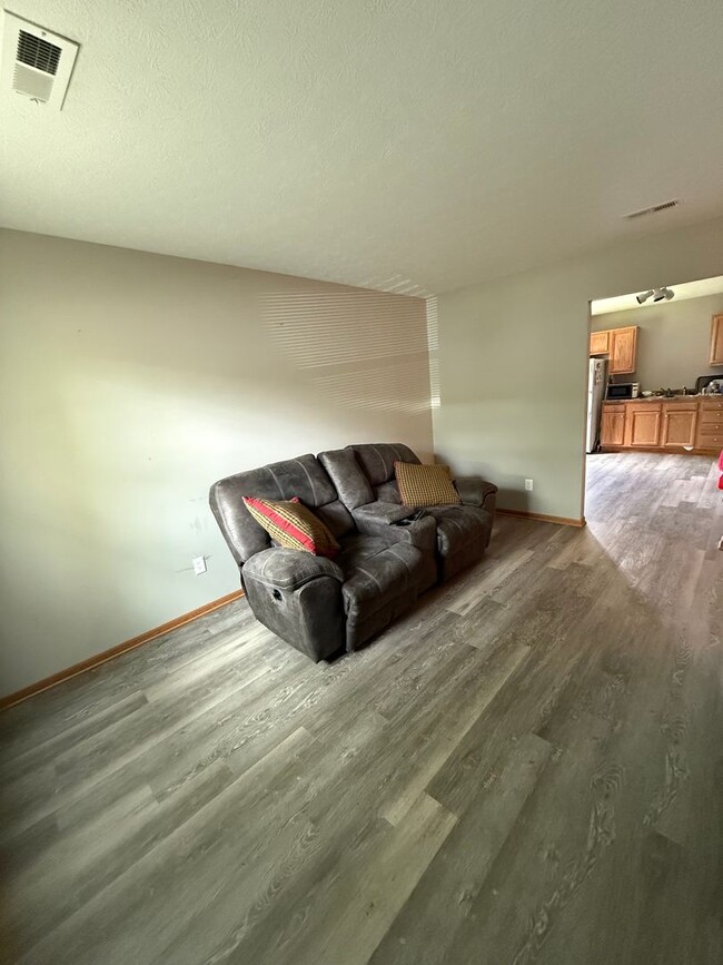 650 Crest Dr in Heath, OH - Foto de edificio - Building Photo