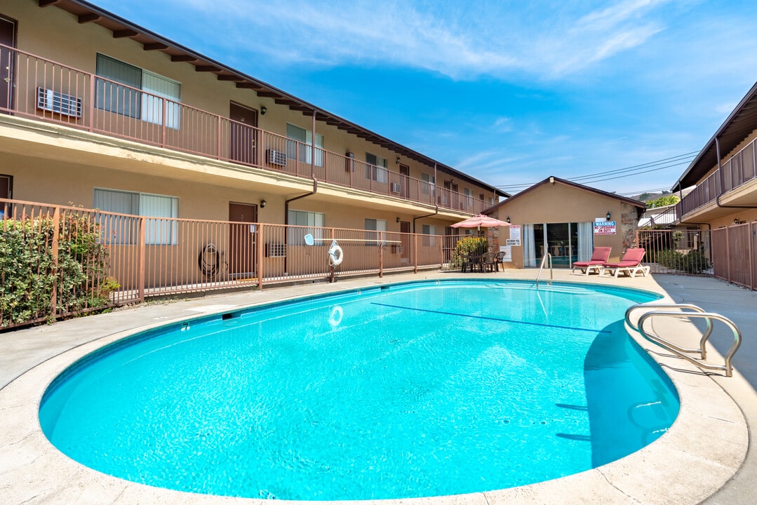 Alta Court Apartments in Whittier, CA - Foto de edificio