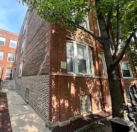 2048 N California Ave, Unit 1R in Chicago, IL - Foto de edificio