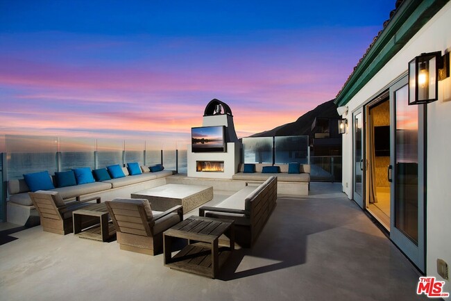 42580 Pacific Coast Hwy, Unit 1 in Malibu, CA - Foto de edificio - Building Photo