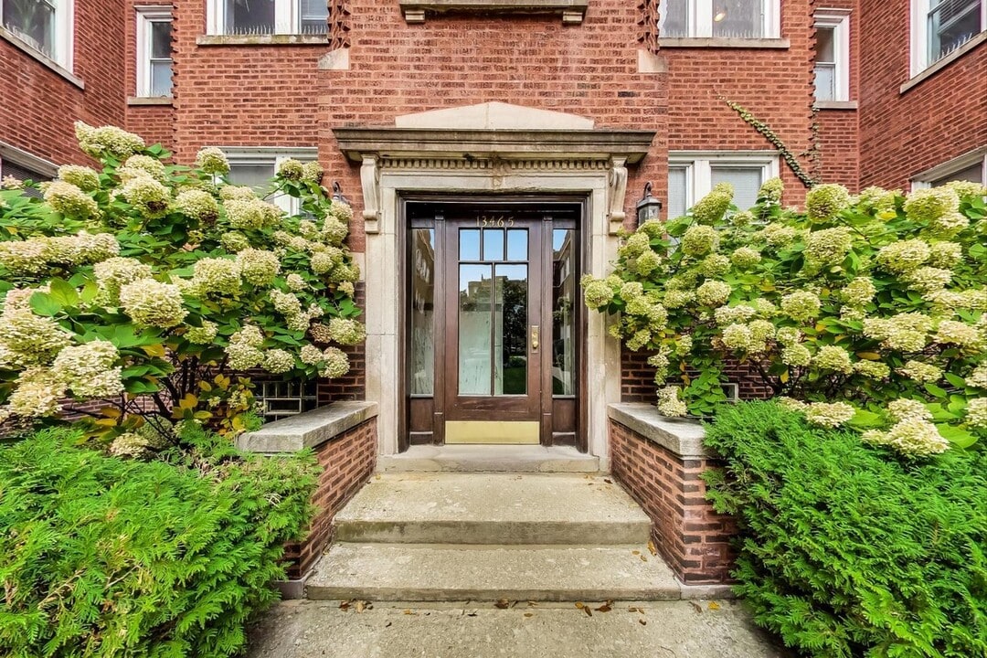 1346 W Estes Ave, Unit 2E in Chicago, IL - Building Photo