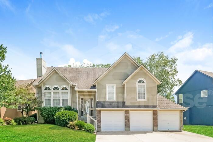 2105 SW Eyrie Rd in Lee's Summit, MO - Foto de edificio