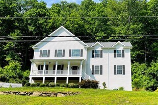 71 Ledges Rd in Ridgefield, CT - Building Photo