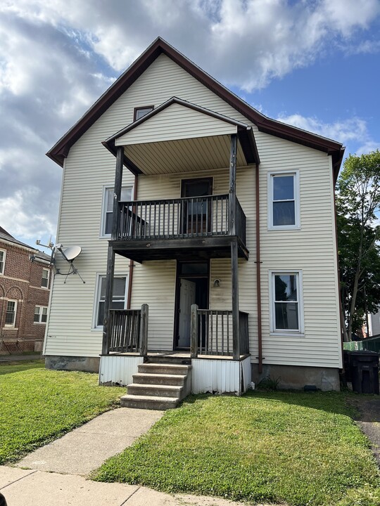 402 Church St in New Britain, CT - Building Photo