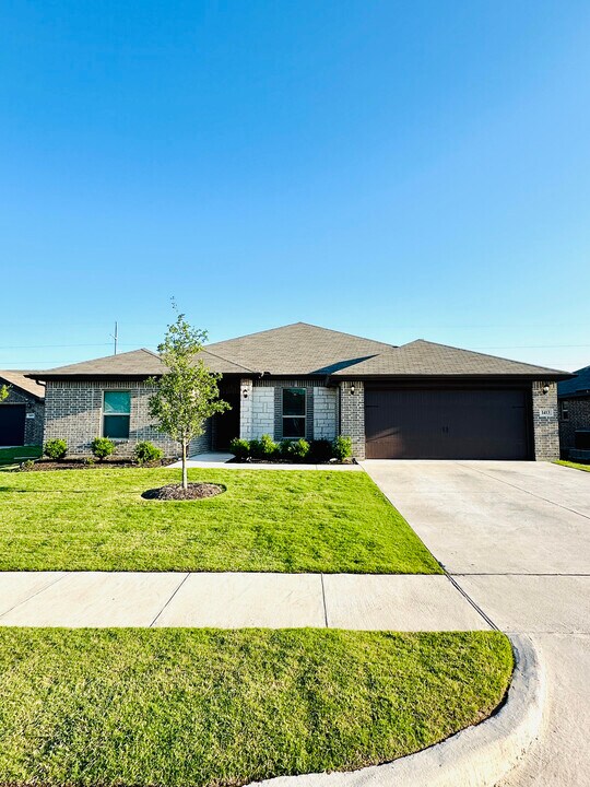 1413 Glade Meadows Dr in Joshua, TX - Building Photo