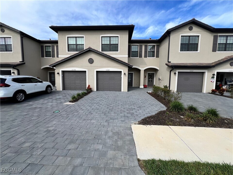 14160 Pine Lodge Ln in Miromar Lakes, FL - Foto de edificio
