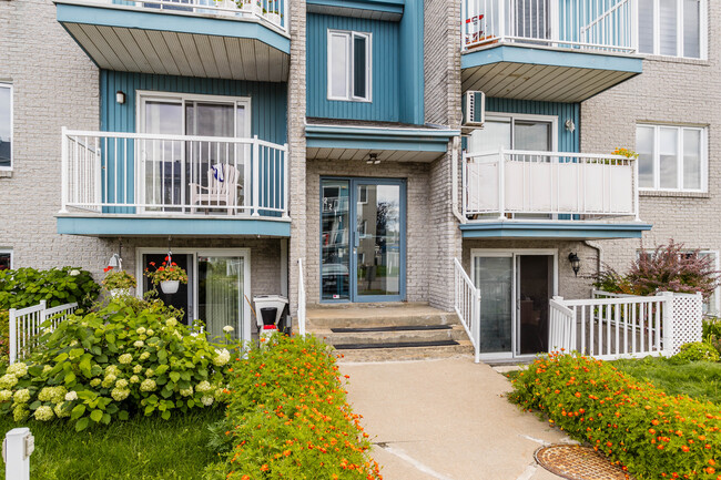 2213 Des Laurentides Boul in Laval, QC - Building Photo - Building Photo