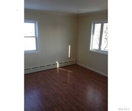 1216 W Broadway in Hewlett, NY - Building Photo - Building Photo