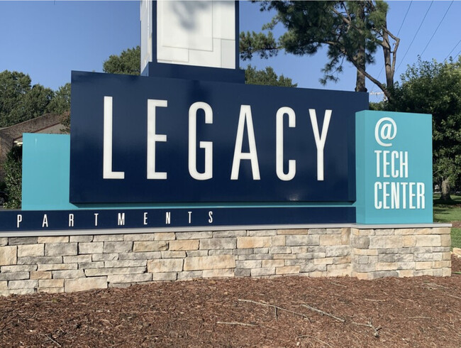 Legacy at Tech Center in Newport News, VA - Foto de edificio - Building Photo