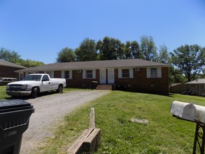 Tandy Dr. in Clarksville, TN - Foto de edificio - Building Photo