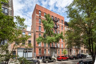259-261 W 12th St in New York, NY - Building Photo