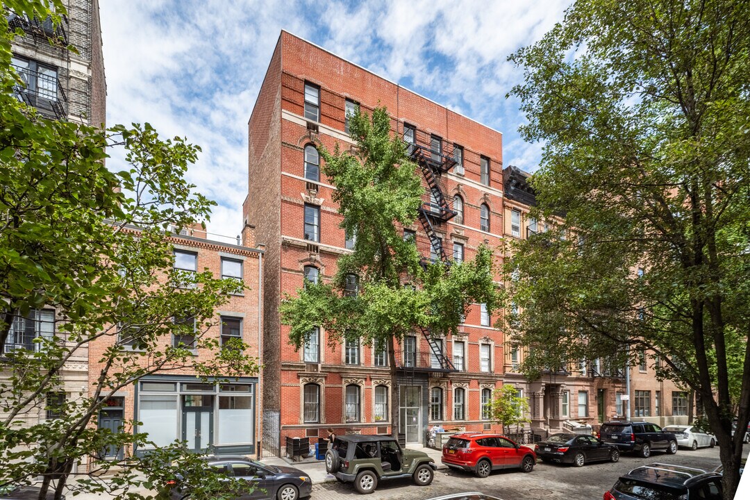 259-261 W 12th St in New York, NY - Building Photo