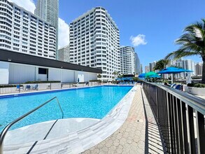 801 Brickell Bay Dr in Miami, FL - Building Photo - Building Photo
