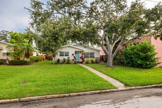 121 28th Ave N in St. Petersburg, FL - Foto de edificio - Building Photo