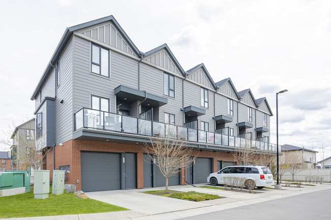 408 Drake Landing Wynd in Okotoks, AB - Building Photo - Building Photo