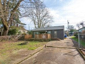 3033 N Halleck St in Portland, OR - Building Photo - Building Photo