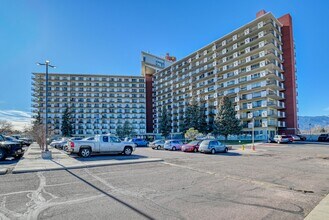 411 Lakewood Cir in Colorado Springs, CO - Foto de edificio - Building Photo