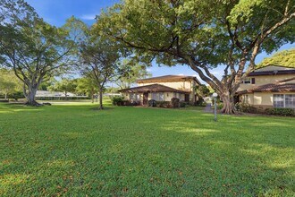 8811 NW 28th Dr, Unit 12 in Coral Springs, FL - Foto de edificio - Building Photo