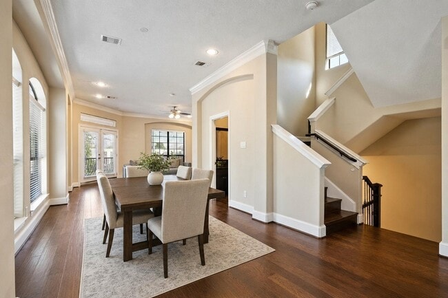 property at 835 Garden Oaks Trce