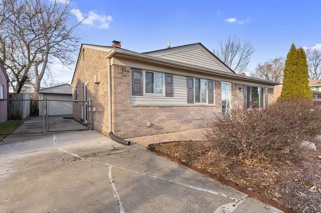 8315 Flamingo St in Westland, MI - Foto de edificio - Building Photo