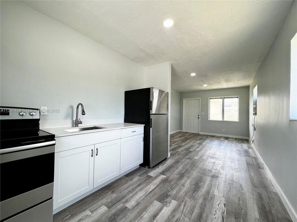 529 NW 5th St-Unit -8 in Hallandale Beach, FL - Building Photo