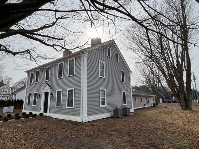 138 E Main St in Clinton, CT - Building Photo - Building Photo