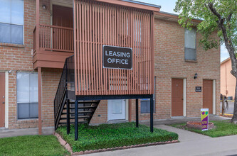 Sunset Village Apartments in Alice, TX - Foto de edificio - Building Photo