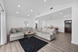 18015 Collins St in Encino, CA - Building Photo - Building Photo