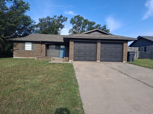 111 SE Coachman Dr