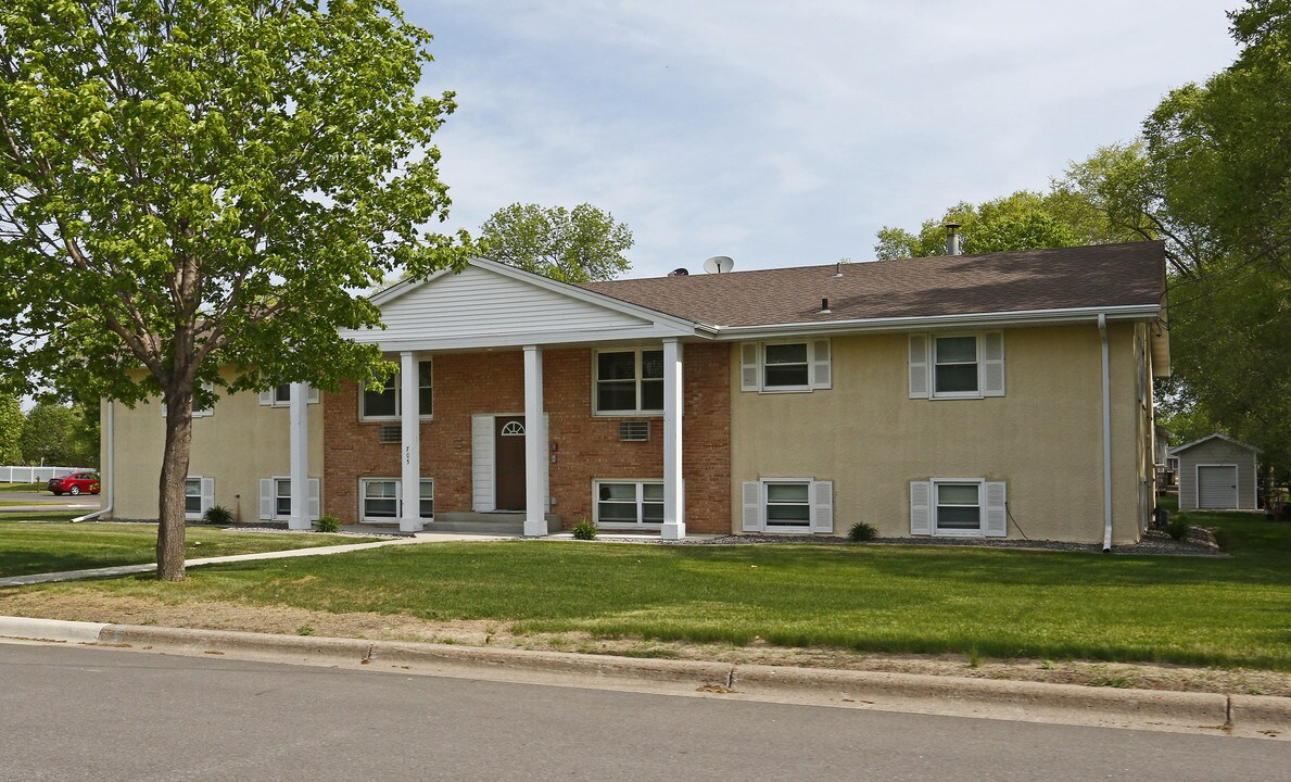 705 3rd St E in Monticello, MN - Building Photo